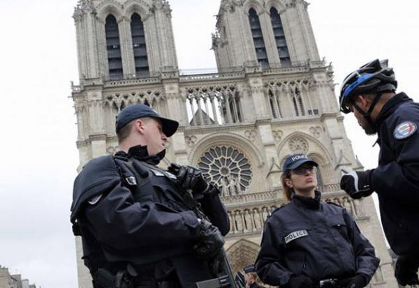 “It’s For Syria” – Algerian Man Shot After Attacking Police With Hammer, Knives At Paris’ Notre Dame Cathedral | Zero Hedge